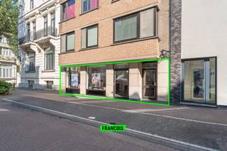 Deze commerciële ruimte is gelegen in de Belle Epoquewijk nabij het centrum te Oostende. In de omgeving zijn er tal van buurtwinkels en is er dus de nodige passage en zichtbaarheid. <br /><br />Daarenboven is deze locatie zowel met de wagen als het openbaar vervoer makkelijk te bereiken. <br /><br />Het pand bevindt zich daarenboven in een kleinschalig gebouw in eigen beheer, met lage maandelijkse lasten als gevolg. <br /><br />Binnenin de handelsruimte is er eerst en vooral een grote, open ruimte dewelke op heden als kapsalon ingericht is.<br /><br />Er is tal van plaats voor een onthaal/balie, wachtruimte en verdere werk/praktijkruimte te creëren. De open indeling laat u toe om het pand nog verder naar eigen smaak of noden aan te passen. <br /><br />Achterin het pand is er een kitchenette aanwezig, ideaal als lunchplek of extra kastruimte. Tot slot is er nog een apart toilet beschikbaar. <br /><br />Dankzij de grootte en ligging is het pand uitermate geschikt voor allerhande vrije beroepen. <br /><br />Aarzel niet en neem contact op voor meer info of een afspraak. <br /><br />