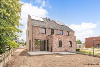 NOG 50% BESCHIKBAAR.(2 woningen van de 4 zijn nog beschikbaar) Volledig afgewerkte nieuwbouwwoning met 4 slaapkamers op ruim perceel van 5a43 nabij centrum Opglabbeek<br /><br />Deze moderne en energiezuinige nieuwbouwwoning wordt volledig afgewerkt volgens lastenboek, met inspraak in de afwerking en materiaalkeuzes. Gelegen op een ruim perceel van 5a43, geniet u hier van comfortabel wonen op een rustige locatie vlakbij het centrum van Opglabbeek.<br /><br />De woning beschikt over een lichtrijke leefruimte dankzij de grote raampartijen en een open indeling die zorgt voor een aangenaam ruimtegevoel.<br /><br />Indeling gelijkvloers:<br />Inkomhal met gastentoilet, ruime leefruimte met open keuken, praktische berging en aparte wasplaats.<br /><br />Eerste verdieping:<br />3 ruime slaapkamers, dressing en een volledig ingerichte badkamer.<br /><br />Tweede verdieping:<br />Ruime polyvalente zolderruimte met mogelijkheid tot extra slaapkamer, bureau of hobbyruimte.<br /><br />Troeven van deze woning:<br /><br />* Volledig afgewerkt volgens lastenboek<br />* Mogelijkheid tot keuze van materialen en afwerking<br />* Ruim perceel van 5a43<br />* E peil A<br />* Veel natuurlijke lichtinval<br />* 4 slaapkamers mogelijk<br />* Rustige ligging nabij centrum Opglabbeek<br /><br />Prijsopbouw<br /><br />* Grond: €145.000 + 12% = €162.400<br />* Constructie: €254.500 + 21% = €307.945<br /><br />Totaal excl. btw: €399.500<br />Totaal incl. btw: €470.345<br />(excl ereloon notaris en nutsvoorzieningen)<br /><br />Een ideale gezinswoning met ruimte, comfort en moderne afwerking op een uitstekende locatie.