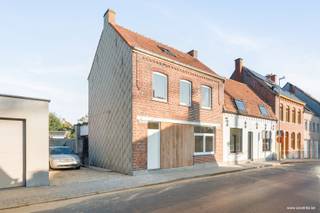 Deze vernieuwde woning bestaande uit: inkomhal met toilet, woonkamer - salon met aansluitende keuken (toestellen smeg) en toegang naar de tuin.Op de...