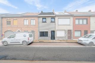 2 INSTAPKLARE 1 SLAAPKAMERS APPARTEMENTEN<br /><strong>ELK MET EIGEN NUTSVOORZIENINGEN</strong> <strong>EN HUISNUMMER</strong>  <br /><strong>gelijkvloers </strong> : Living met keukenblok , ruimte met douche lavabo en aparte wc, wasplaats /berging,ruim terras 1 slaapkamer<br /><strong>1 ste verd</strong>    :  Living met keukenblok , ruimte met douche lavabo en aparte wc, wasplaats /berging, 1 slaapkamer <br />EPC 250