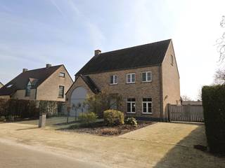 Bent u op zoek naar een parel van een woning? Direct instapklaar met een hoogwaardig kwalitatieve afwerking. Dan bent u aan het juiste adres...