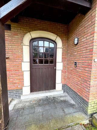 TE KOOP - Itterbeek (Sint-Anna-Pede) - Ruime villa op een terrein van 17a76ca, op wandelafstand van het Breugheliaanse kerkje van Sint-Anna-Pede, bestaande uit:<br /><br />Gelijkvloersverdieping (170m²) met een inkomhal, bureau (of 1ste kamer) ruime woonkamer met open haard en aanpalend zonneterras, afzonderlijke keuken (ingericht), 2 aparte toiletten, badkamer met ligbad, douche en lavabo en 3 ruime slaapkamers.<br /><br />Bewoonbare zolderverdieping (128m²) toegankelijk via een houten trap en bestaande uit vandaag 4 grote compartimenten die vandaag slechts gedeeltelijk zijn ingericht. Ook daar bevindt zich een wastafel en zijn er zowel licht- als stroompunten in elke ruimte.  Mogelijkheid om hier gemakkelijk 4 ruime slaapkamers bij te creëren en/of volledig in te richten als apart woongedeelte. <br /><br />Kelderverdieping en garage: ruime garage (50m²) met automatische sectionaalpoort, aparte wasruimte, kelder en kruipkelder. <br /><br />Verwarming op stookolie. Brander steeds onderhouden. <br /><br />Zuidelijk georiënteerde tuin. Volledig aangelegd. <br /><br />Oprit en buitenparking voor meerdere wagens, alsook garag voor 2 wagens.<br /><br />EPC Label D - score 358kWh/(m²jaar) - ref. 20251027-0003698870-RES-1. Stedenbouwkundige inlichtingen in aanvraag. <br /><br />Vraagprijs: 665.000euro<br /><br />Interesse? Vraag nu uw bezoek aan via info@dehenauvastgoed.be of op 0473 36 48 23