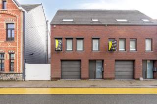 Deze ruime bel-etagewoning is gelegen in het hart van Retie, op wandelafstand van de kerk, supermarkten, openbaar vervoer en het bruisende centrum.<br /><br />De woning bevindt zich op een mooi perceel van 317 m² en biedt volgende indeling:<br /><br />Gelijkvloers &amp; kelder<br />Via de inkomhal, waar tevens een aparte wasplaats is voorzien, betreedt u de woning. U beschikt over een bijzonder ruime inpandige garage met plaats voor twee wagens, extra bergruimte én rechtstreekse toegang tot het terras en de tuin. Daarnaast is er een ondergrondse kelder aanwezig die zorgt voor meer dan voldoende opslagruimte.<br /><br />Eerste verdieping:<br />Bereikbaar via de trap (momenteel uitgerust met een traplift) bevindt zich de lichtrijke woonkamer die naadloos aansluit op de open, volledig ingerichte keuken met gaskookplaat. De leefruimte straalt gezelligheid uit en loopt harmonieus over in een aangename, lichte veranda. Vanuit de veranda — en via het lagergelegen terras — bereikt u rechtstreeks de tuin. Zo geniet u het hele jaar door van een vlotte verbinding tussen binnen en buiten. Op deze verdieping is eveneens een apart gastentoilet aanwezig.<br /><br />Tweede verdieping:<br />Ook deze verdieping is toegankelijk via trap of traplift. Hier vindt u twee volwaardige slaapkamers, waarvan de achterste slaapkamer toegang biedt tot een eigen, gezellig terras. Verder is er een moderne badkamer, stijlvol ingericht met een inloopdouche, toilet en een strak badkamermeubel voorzien van twee wastafels.<br /><br /><br />Tot slot beschikt de woning over een praktische, geïsoleerde bergzolder die extra opslagruimte biedt.<br /><br />Technische kenmerken &amp; energie<br /><br />EPC: Label A (92 kWh/m² jaar) – zeer energiezuinig<br />Alarmsysteem aanwezig<br />Verwarming: radiatoren op aardgas<br />Airconditioning: in de veranda (koelen én verwarmen)<br />Zonnepanelen: 18 m²<br />Thuisbatterij: 10 kWh opslagcapaciteit<br /><br /><br />Kortom dus een instapklare en energiezuinige woning op topligging in het centrum van Retie. Als extra troef is er de mogelijkheid om het buurpand mee te integreren binnen een zorgwoningconcept, zoals dit heden reeds voorzien werd.