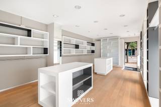 Voor uitgebreide info, surf naar www.SWEVERS.be! – Pal in het commerciële hart van Leopoldsburg treffen we dit mooie pand dat volledig...