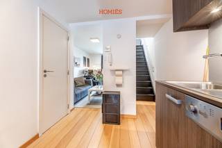 <span>Graag presenteren we dit charmant appartement gelegen op een absolute toplocatie in het centrum van Leuven, op een steenworp afstand van het Stadspark en het historisch centrum. </span>Het appartement bevindt zich op de eerste en tweede verdieping en beschikt over een volledig uitgeruste keuken met eetruimte en vaatwasmachine, aansluitend een gezellige woonkamer met grote raampartijen die zorgen voor veel licht en een ruimtelijk gevoel. Een verdieping hoger bevindt zich de slaapkamer met ensuite badkamer. Het appartement wordt gemeubileerd verhuurd en is beschikbaar vanaf 21 december. De maandelijkse huurprijs bedraagt €1.095, internet is inbegrepen, nutsvoorzieningen verlopen via aparte meters op eigen naam. Interesse? Contacteer ons via info@homies.be!