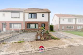 Welkom in deze instapklare en sfeervol gerenoveerde woning, gelegen in een rustige en kindvriendelijke buurt. U geniet hier van een...