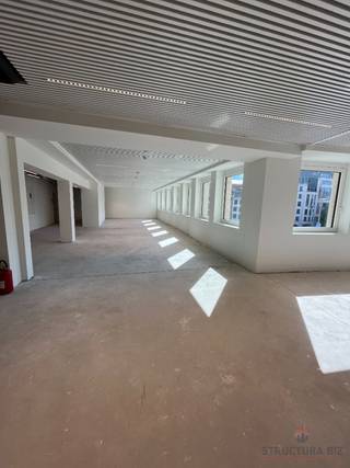 Kantoren te huur met een ideale ligging tussen de Grote Markt en het Centraal Station. Talrijke faciliteiten in de buurt (parkeergelegenheid, winkels, restaurants).<br />Gemakkelijk bereikbaar met het openbaar vervoer.<br />Parking: 2.400 €/plaats/jaar.<br />Parking ratio: 494 m²/unit.