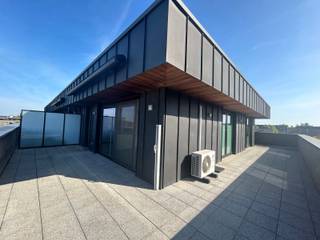 Ben jij op zoek naar een tweeslaapkamer appartement in het centrum van Bocholt? Dan hebben wij gevonden wat jij zoekt!<br />Het appartement is te bereiken via de trap en via de lift. <br /><br />INDELING:<br />Kelderverdieping:<br />- Privatieve autostandplaats<br />- Privatieve kelderberging<br />- Privatieve fietsenstandplaats<br /><br />Tweede verdieping: <br />- Inkomhal<br />- Keuken<br />- Eetkamer<br />- Woonkamer<br />- Apart toilet<br />- Berging/wasplaats<br />- Slaapkamer 1<br />- Slaapkamer 2<br />- Badkamer<br />- Terras<br /><br />De gemeenschappelijke kosten bedragen €45,00 per maand. <br /><br />LIGGING: <br />- Het appartement is gelegen in het centrum van Bocholt.<br />- Scholen, winkels, horeca en het openbaar vervoer bevinden zich op wandelafstand. <br /><br />EXTRA TROEVEN:<br />- Het appartement is instapklaar.<br />- Het appartement is energiezuinig.<br />- Er is een airco voorzien in de woonkamer.<br />- Er is een zonneluifel voorzien aan het terras.