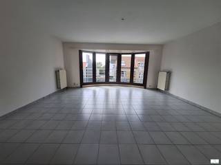 Dit ruim en lichtrijk appartement beschikt over 2 slaapkamers, een ruime woonkamer met een halfopen keuken, een badkamer en een apart toilet. Dankzij de zuidwestelijke oriëntatie geniet je de hele namiddag en avond van veel natuurlijk licht.Het appartement is centraal gelegen, op wandelafstand van winkels en andere voorzieningen. Interesse? Neem gerust contact op om een bezoek in te plannen!