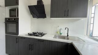 Op zoek naar een ruim en lichtrijk appartement op een uitstekende locatie? Dan is dit gedeeltelijk gerenoveerde appartement van 74 m², gelegen aan Square Pierre Hauwaerts 26 in Evere, precies wat u zoekt.<br /><br />Gelegen op de 2de verdieping van de 3 van een verzorgd gebouw met lift, geniet u van een aangename woonomgeving in een rustige doodlopende straat, ideaal voor gezinnen en wie op zoek is naar rust, zonder in te boeten op bereikbaarheid.<br /><br />De ruime leefruimte (30m²) baadt in natuurlijk licht en geeft uit op een terras (6m²) aan de voorzijde. Verder omvat het appartement 2 slaapkamers (14m² en 10m²), een functionele keuken (5m²) en een badkamer (3m²) die u volledig naar eigen smaak kunt moderniseren en een gemeenschappelijke tuin.<br /><br />Een privatieve kelder zorgt voor extra bergruimte. Hoewel er geen privatieve parkeerplaats is, kunt u vlot parkeren in de straat. elektriciteit is individueel. Gemeenschappelijke lasten zijn 175EUR, zonder verbruik van warm water en verwarming.<br /><br />De ligging is een absolute troef. Op wandelafstand vindt u onder meer winkels, scholen, openbaar vervoer en alle dagelijkse voorzieningen. <br />Dankzij de gunstige ligging bereikt u bovendien snel het centrum van Brussel en de belangrijkste verbindingswegen.<br /><br />Troeven:<br /><br />✔ Terras <br />✔ kindvriendelijke straat<br />✔ Gemeenschappelijke tuin<br />✔ Privatieve kelder<br />✔ Voldoende parkeergelegenheid in de straat<br />✔ Nabij winkels, scholen en openbaar vervoer<br /><br />Bent u op zoek naar een comfortabel appartement op een rustige en centrale locatie in Evere? <br />Contacteer vandaag nog voor een bezoek - 0487/89.20.72.