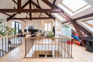 <br /><strong>Zeer royaal Kantoorruimte op toplocatie!</strong><br /><br />Bent u op zoek naar een ruime en stijlvolle kantoorruimte in het hartje van Antwerpen? <br /><br />Dit zeer royaal kantoor is gelegen op  een uitstekende locatie, op wandelafstand van de Grote markt en de Groenplaats. Gemakkelijke toegang tot het openbaar vervoer, winkels, en eetgelegenheden. Perfect voor bedrijven die willen genieten van de dynamiek van de stad.<br /><br />Het kantoor biedt een uitzonderlijke ruimte van ca 650 m2 dat naar eigen wens kan worden ingericht. Ideaal voor teams of bedrijven die behoefte hebben aan een inspirerende werkplek.<br /><br />Bovendien is hier plaatsgemaakt voor een prachtige studio. Deze is voorzien van een ruime slaap- en leefruimte, aparte badkamer met ligbad en wastafel en een volledig ingerichte keuken. <br /><br />Huurprijs: 4700,00 EUR/maand<br />Kosten: 50,00 EUR/maand incl. water<br /><br />Laat deze kans u niet voorbij gaan en contacteer LISTED: +32 3 283 51 51.