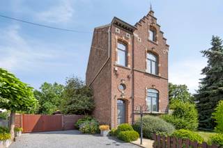 Immo Pické biedt U deze authentieke herenwoning met prachtige tuin aan gelegen op een perceel van maar liefst 1783m². We betreden deze herenwoning...