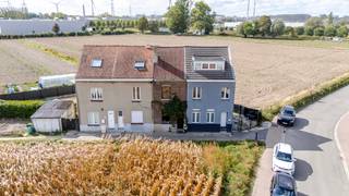 Lichtrijpande woning nabij station Lot, winkels en scholen. Inkomhal, gezellige woon- en eetkamer, deels ingerichte keuken met terras. 1e...