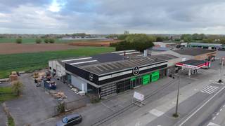 Dit commercieel gelegen pand van ca. 650m² in de Bruggesteenweg te Gits wordt momenteel volledig gerenoveerd en biedt de perfecte combinatie...