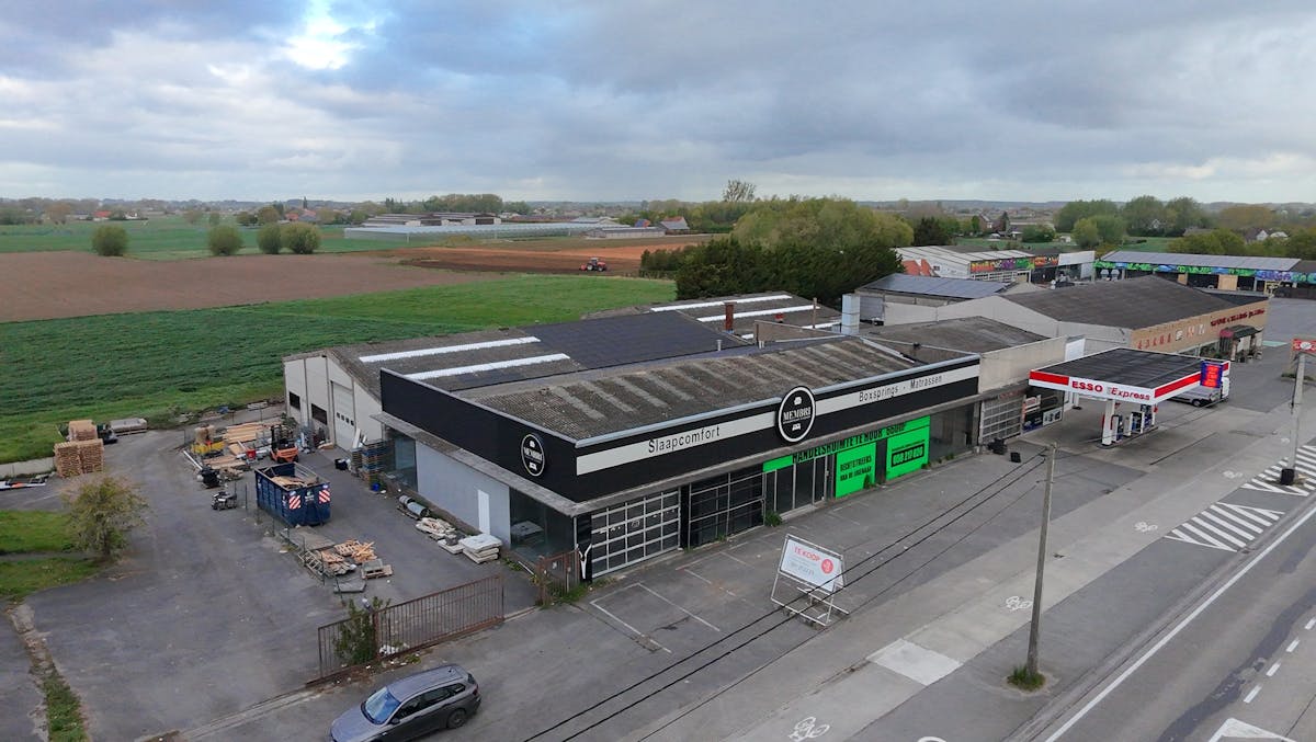 Vernieuwd magazijn/showroom van ca. 650m² nabij E403 te Gits - foto 2