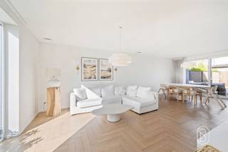 <p>Te koop: prachtig ingerichte recente, energiezuinige woning op topligging en wandelafstand van het centrum!<br /><br />Op een uiterst gunstige ligging, op wandelafstand van het centrum, bevindt zich deze recente energiezuinige woning (BJ 2021). Een ideale keuze voor wie modern wooncomfort wil combineren met zeer lage energiekosten én een vlotte bereikbaarheid van alle voorzieningen.<br /><br />INDELING: inkomhal met vestiaire, apart toilet, gezellige en lichtrijke leefruimte (visgraatvloer, stalen deur), open geïnstalleerde keuken (mortex) met eiland, handige berging met wasplaats.<br />Buiten geniet je van een aangelegd terras en een omheinde tuin met groot tuinhuis. Extra praktisch: carport en 2 staanplaatsen.<br /><br />Op de verdieping bevinden zich de overloop, 3 charmante slaapkamers, een badkamer met ligbad én douche, en een extra berging.<br /><br />Troeven<br />• Verkoop onder registratierechten<br />• Warmtepomp met vloerverwarming én koeling<br />• Zonnepanelen<br />• Regenwaterput 10.000 L<br />• Basisdomotica<br />• Elektriciteit conform<br />• Zeer energiezuinig: E-peil 5<br />• Carport + 2 parkings<br />• Op wandelafstand van het centrum<br /><br />Voor wie is dit ideaal?<br />Voor wie op zoek is naar een recente, instapklare en toekomstgerichte woning met tuin, vlakbij het centrum en alle dagelijkse voorzieningen.<br /><br />Bezoek na afspraak met Immo Beguin: info@immobeguin.be</p>