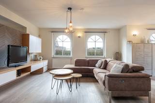 <strong>INSTAPKLARE, RIANTE GEZINSWONING MET 5 (MOGELIJK 6) SLAAPKAMERS, RUIMTE VOOR ZELFSTANDIGE ACTIVITEIT, INPANDIGE GARAGE IN KELDER EN GUNSTIG EPC OP PERCEEL VAN 11A30CA TE OUDSBERGEN (OPGLABBEEK)<br /><br /></strong>Gelegen in de rustige Voerstraat ter hoogte van nummer 19, hebben wij deze volledig instapklare woning voor jullie. Alle nodige faciliteiten zoals supermarkten, banken, bakker, slager, eetgelegenheden enzoverder vind je hier op wandelafstand in Opglabbeek-centrum. Nood aan groen of ontspanning met kids? Het recreatie-oord Wilhelm Tell bevindt zich op fietsafstand. Verder zijn de omliggende gemeentes As, Genk en Maasmechelen zeer vlot te bereiken.<br /><br />Deze volledig vrijstaande woning werd gebouwd in 1996 en doorheen de jaren extreem goed onderhouden. De huidige eigenaren hebben enkele aanpassingen aan de woning gedaan zoals het vernieuwen van de keuken, het installeren van een leuke inloopdouche en het volledig isoleren en inrichten van de eerste verdieping. Deze laatste ingreep heeft ervoor gezorgd dat er extra veel woonruimte werd voorzien. <br /><br />Op de gelijkvloerse verdieping treffen we eerst een ruime inkomhal met het gastentoilet. Rechts betreed je de riante, lichtrijke woon- en eetkamer die meer als ruim genoeg is voor het hele gezin. Hierachter licht de moderne keuken met apart eiland en toegang tot het overdekte terras/veranda. De keuken werd tevens volledig uitgerust, voorzien van een granieten werkblad en beschikt over voldoende werk- en opbergruimte. Verder bevindt zich hier nog een ruime was- en bergruimte die tevens toegang verschaft tot de kelderruimte.<br /><br />Via een aparte deur, kom je in het nachtgedeelte uit van deze woning. Deze gelijkvloerse verdieping beschikt over 2 slaapkamers, een dressing en een ruime badkamer met dubbele lavabo, een heerlijk ligbad, een zeer ruime inloopdouche en een toilet. <br /><br />De eerste verdieping van deze woning werd verder nog ingericht tot 5 functionele kamers en een extra badkamer met lavabo-meubel en douche. Dit is dus de ideale ruimte voor eventuele inwonende kinderen of ouders. Deze kunnen tevens dienst doen als eventuele behandelkamers voor een zelfstandige activiteit aan huis.<br /><br />Als extra troeven werd deze volledige woning onderkelderd en is hier de inpandige garage voorzien waar men gemakkelijk 2 auto's kan parkeren. Verder werd er vooraan de woning nog meer parkeerruimte voorzien en dit voor gemakkelijk nog 4 extra auto's. De tuin en het aangelegde terras zijn de kers op de taart. De woning is gebouwd op een perceel van 11a30 en voorziet dus in voldoende buitenruimte. De tuin is tevens volledig omheind en zeer onderhoudsvriendelijk.<br /><br />Interesse? Contacteer ons op 011 96 51 76 of mail naar info@momentumvastgoed.be voor meer info of een bezichtigingsafspraak!<strong><br /><br /><br /></strong>