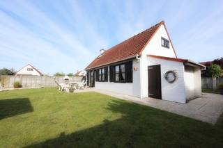 Droomt u van een eigen plek aan de Belgische kust waar rust, natuur en comfort perfect samenkomen? Dan is deze uitstekend onderhouden en instapklare vakantiewoning met drie slaapkamers in het geliefde vakantiepark <em>Zeewind II</em> in Bredene precies wat u zoekt.<br />Op het domein kunnen bewoners gebruikmaken van een gemeenschappelijk buitenzwembad en een speelzone voor kinderen, wat deze eigendom bijzonder aantrekkelijk maakt als tweede verblijf voor het hele gezin.<br />Deze authentieke visserswoning ademt charme en gezelligheid en bevindt zich in een groene, familievriendelijke omgeving op slechts 800 meter van het strand en de duinen. Vanuit de woning wandelt u rechtstreeks naar het prachtige natuurgebied tussen zee en duinen, terwijl de nabijgelegen kusttram u rechtstreeks verbindt met kussteden zoals Oostende, De Haan en Knokke.<br />Via de gratis overzetboot aan de Oosteroever bereikt u bovendien snel het centrum van Oostende.<br />Binnen geniet u van een praktische en comfortabele indeling. Op het gelijkvloers bevinden zich een gezellige leefruimte, een volledig uitgeruste keuken, een slaapkamer, een ruime inkomhal, een badkamer en een apart gastentoilet. Op de verdieping vindt u nog twee volwaardige slaapkamers, ideaal voor familie en gasten. De woning beschikt daarnaast over een privatieve parkeerplaats vlakbij.<br />Een absolute meerwaarde is de zonnige, zuidgerichte tuin op een perceel van 284 m². Dankzij de ligging naast een natuurdomein met park en bos geniet u van maximale rust, privacy en een aangenaam open gevoel. Hier komt u volledig tot ontspanning in een verzorgde groene omgeving. Praktische buitenberging aanwezig.<br /><strong>Extra troeven:</strong>
<ul>
<li><span>Instapklare vakantiewoning met 3 slaapkamers </span></li>
<li><span>Op wandelafstand van strand, zee en duinen </span></li>
<li><span>Zuidgerichte tuin op 284 m² </span></li>
<li><span>Grenzend aan natuurgebied, park en bos </span></li>
<li><span>Privatieve parkeerplaats </span></li>
<li><span>Gemeenschappelijk zwembad en speelzone </span></li>
<li><span>Vernieuwde elektrische installatie </span></li>
<li><span>Rustige en groene ligging </span></li>
</ul>
Of u nu op zoek bent naar een zorgeloze tweede verblijfplaats aan zee of een interessante investering aan de Belgische kust: deze charmante vakantiewoning biedt alles om jarenlang te genieten van rust, natuur en ontspanning.<br /><strong>Interesse? Contacteer ons vandaag nog voor een bezoek en ontdek zelf de unieke troeven van deze eigendom.</strong><br />