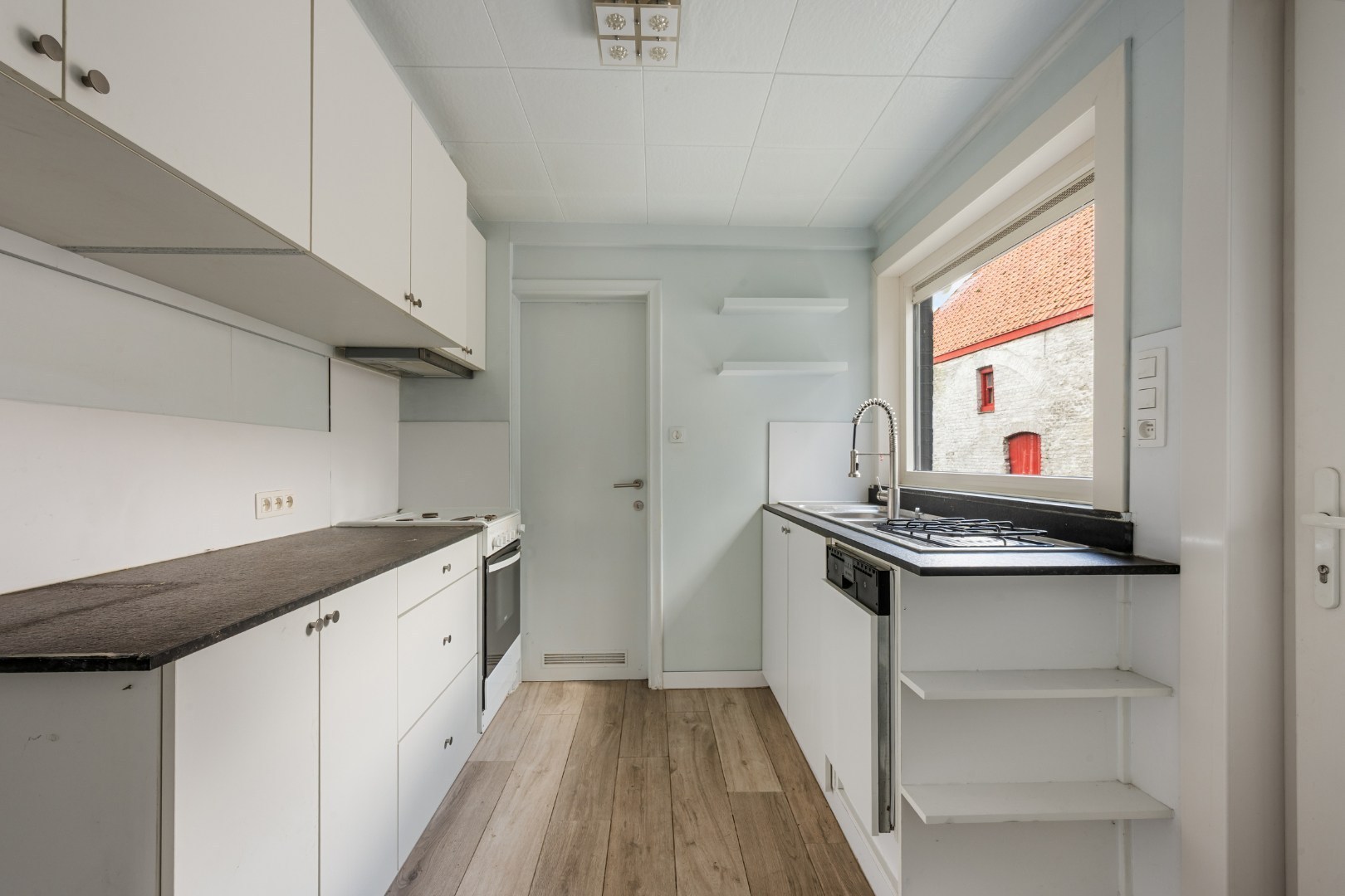 Woning met 3 slaapkamers, zolder, garage en tuin met uitweg in Dadizele-centrum - foto 5