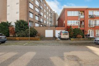 <article> </article><article><div><div><div><div><div><div><p><strong>Lichtrijk appartement (85 m²) met privégarage en parkzicht nabij park Ertbrugge</strong></p><p>In een <strong>rustige wijk in Deurne</strong>, op <strong>wandelafstand van het Ertbruggepark</strong>, bevindt zich dit <strong>ruime en lichtrijke appartement van ca. 85 m²</strong> op de <strong>4de verdieping</strong> van een <strong>goed onderhouden gebouw</strong>. Dankzij de <strong>grote raampartijen</strong> geniet het appartement van <strong>veel natuurlijk licht</strong> en een aangenaam open gevoel.</p><p>Het appartement heeft een <strong>logische en ruime indeling</strong>. De <strong>parketvloer bevindt zich in uitstekende staat</strong> en zorgt voor een warme uitstraling. Verder zijn er <strong>automatische rolluiken</strong> voorzien. Vanuit het appartement heeft u een <strong>aangenaam uitzicht op het Ertbruggepark</strong>. De <strong>badkamer kan nog naar eigen smaak gerenoveerd worden</strong>, waardoor u het appartement volledig naar wens kan opfrissen.</p><p>Een <strong>grote troef is de privégarage</strong>, bereikbaar via de <strong>Ertbruggelaan</strong>. U rijdt via de oprit rechtstreeks uw garage binnen. Vanuit de garage heeft u bovendien een deur naar de gemeenschappelijke delen, waarna u eenvoudig de <strong>lift naar het appartement</strong> kan nemen. Dit zorgt voor <strong>ultiem gebruiksgemak</strong>.</p><p>De ligging is bijzonder praktisch: <strong>tram 5 stopt voor de deur</strong> en brengt u vlot naar het <strong>centrum van Antwerpen</strong>. In de andere richting bereikt u via <strong>dezelfde tramlijn ook het Wijnegem Shopping Center</strong>.</p><p>De <strong>garage is verplicht mee aan te kopen aan €25.000</strong>.</p><p><strong>Troeven:</strong></p><ul><li><p><strong>Privégarage</strong></p></li><li><p><strong>Lichtrijk appartement met grote raampartijen</strong></p></li><li><p><strong>EPC C – geen renovatieplicht</strong></p></li><li><p><strong>Rustige ligging nabij Ertbruggepark</strong></p></li><li><p><strong>Tram voor de deur</strong></p></li></ul></div></div></div></div></div></div></article>