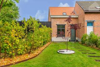 Op een centrale locatie in Mol biedt deze sfeervol gerenoveerde woning een unieke combinatie van karakter, ruimte en hedendaags wooncomfort. De charmante gevel met aanpalende bijbouw geeft de woning een authentieke uitstraling die meteen in het oog springt.<br /><br />Binnenin werd de woning volledig en kwalitatief gerenoveerd met oog voor detail. De ruime open leefruimte met keukeneiland vormt het kloppende hart van de woning. Vanuit de keuken en eetplaats heeft u rechtstreeks toegang tot het ruime terras, waardoor binnen en buiten naadloos in elkaar overvloeien. De gepolierde betonnen vloer op het gelijkvloers zorgt voor een strakke, tijdloze uitstraling en is bovendien bijzonder onderhoudsvriendelijk.<br /><br />Het gelijkvloers geniet van vloerverwarming en -koeling, wat het hele jaar door een aangenaam binnenklimaat garandeert. Op de verdieping zijn de slaapkamers uitgerust met afzonderlijke airco-units waarmee elke kamer naar wens kan worden verwarmd of gekoeld.<br /><br />De woning beschikt over drie volwaardige slaapkamers waarvan er 2 terug te vinden zijn op de verdieping en één op het gelijkvloers. Verder is er op het gelijkvloers een badkamer met douche, ligbad en dubbele lavabo, twee afzonderlijke toiletten, een wasplaats en een praktische berging aanwezig.<br /><br />Een absolute meerwaarde is de polyvalente ruimte op het gelijkvloers die tal van mogelijkheden biedt. Deze kan perfect ingericht worden als speelkamer, hobbyruimte, bureau of praktijkruimte. Dankzij de afzonderlijke ligging kunnen klanten of bezoekers ontvangen worden zonder door de privévertrekken van de woning te moeten gaan, wat ideaal is voor zelfstandigen of vrije beroepen.<br /><br />Deze woning is bovendien volledig instapklaar afgewerkt. Zowel binnen als buiten werd voorzien in stijlvolle verlichting, alle muren en binnendeuren werden professioneel geschilderd en de hoogwaardige afwerkingsgraad zorgt ervoor dat u zonder bijkomende werkzaamheden onmiddellijk kunt genieten van uw nieuwe thuis.<br /><br />Buiten wacht een prachtig aangelegde tuin waar rust en privacy centraal staan. Het ruime terras vormt de ideale plek om te genieten van lange zomeravonden. Daarnaast beschikt de woning over een oprit met plaats voor twee wagens.<br /><br />Ook op vlak van energieprestaties scoort deze woning uitstekend. Dankzij de warmtepomp en maar liefst 16 zonnepanelen geniet u van een bijzonder energiezuinige woning met lage energiekosten en een hoog wooncomfort. Een toekomstgerichte investering waar duurzaamheid en woonkwaliteit hand in hand gaan.<br /><br /><strong>Interesse? Neem vandaag nog contact op via info@sublimmo.be of bel 014 84 83 69.</strong><br /> 