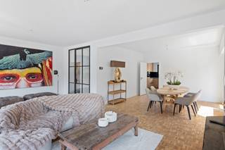 Dit ruime en instapklare duplex-appartement met een bewoonbare oppervlakte van maar liefst 165 m² combineert een royale indeling, een overvloed aan natuurlijk licht en een uitstekende ligging in het hart van 's-Gravenwezel. Dankzij de centrale locatie, op wandelafstand van winkels, horecazaken, scholen en openbaar vervoer, geniet u dagelijks van alle comfort en voorzieningen binnen handbereik.<br /><br /><strong>Indeling</strong><br />Het appartement beschikt over een private inkomhal, die zorgt voor extra privacy en een aangename ontvangst. Via de trap bereikt u de eerste verdieping, waar de hal met ingemaakte vestiairekast en gastentoilet toegang geeft tot de leefruimtes.<br /><br />Vooraan bevindt zich de ruime woon- en eetkamer, waar de vele raampartijen en de halfopen ligging zorgen voor een uitzonderlijke lichtinval en een aangenaam ruimtegevoel. Aansluitend bevindt zich de volledig geïnstalleerde leefkeuken, die naadloos overgaat in een praktische berging met aansluitingen voor een wasmachine en droogkast, evenals extra opbergruimte.<br />Een absolute meerwaarde vormt het zonnige terras van 37 m², waar u in alle rust kunt genieten of gezellig familie en vrienden kunt ontvangen. Dankzij de rechtstreekse toegang vanuit zowel de keuken als de achterzijde van het gebouw bereikt u bovendien eenvoudig de parking.<br /><br />Verder bevindt zich op deze verdieping een volwaardige slaapkamer met een ensuite badkamer, waardoor het appartement zich uitstekend leent voor gezinnen of wie graag over een aparte gastenverdieping beschikt.<br /><br />De tweede verdieping omvat nog drie ruime slaapkamers, allen voorzien van een aangename lichtinval, evenals een tweede badkamer uitgerust met een ligbad met douchefunctie, een dubbel lavabomeubel en een afzonderlijk toilet.<br /><br />Tot slot onderscheidt dit energiezuinige duplex-appartement zich door zijn royale bewoonbare oppervlakte, vier volwaardige slaapkamers, uitstekende lichtinval en kwalitatieve afwerking. Daarnaast geniet u van een conforme elektrische installatie, voldoende parkeergelegenheid, een ruim zonneterras en het bijkomende voordeel dat er geen gemeenschappelijke kosten zijn.<br /><br /><strong>Bijzonderheden:</strong><br />+ EPC: B<br />+ 165 m² bewoonbare oppervlakte<br />+ Zonnig terras van ca. 37 m²<br />+ 4 volwaardige slaapkamers en 2 badkamers<br />+ Private inkomhal en geen gemeenschappelijke kosten<br />+ Centraal gelegen in hartje 's-Gravenwezel<br /> 