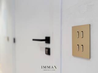 Cet élégant appartement rénové de deux chambres est situé sur le boulevard Léopold à Knokke, dans un immeuble calme et bien entretenu, à quelques pas de la digue et à proximité immédiate du boulevard Lippens. Le hall d'entrée donne accès à un espace de vie lumineux avec un agencement ouvert et harmonieux, adjacent à une cuisine moderne entièrement équipée d'appareils Siemens et Bora de qualité. Les deux chambres sont équipées d'armoires encastrées. La chambre principale peut accueillir un lit double, tandis que la deuxième chambre peut accueillir un lit de 140 x 200 cm ou un lit superposé. La salle de bains élégante est finie avec des matériaux de haute qualité et dispose d'une douche à l'italienne à effet pluie et d'un lavabo. Il y a également des toilettes séparées. La rénovation récente a été réalisée avec le souci du détail et du confort, avec notamment des finitions en mortex, du vitrage à haut rendement et un chauffage infrarouge économe en énergie avec réglage individuel via une application.<br /><br />Possibilité d'acheter les meubles et un parking dans le quartier.<br /><br />Extrait urbanistique et registre des mesures en cours de demande<br /><br />N'hésitez pas à nous contacter pour plus d'informations : tél. : 050 62 44 14 ou via knokke@immax.be