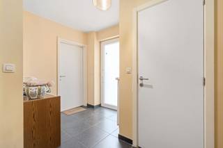 Dit appartement, gelegen in de Jozef Vervaenestraat te Ledeberg, geniet van een uitstekende bereikbaarheid dankzij de nabijheid van belangrijke invalswegen en het openbaar vervoer. In de directe omgeving zijn er tal van winkels, supermarkten en scholen, wat bijdraagt tot een aangenaam en praktisch dagelijks leven. Bovendien is het levendige centrum van Gent vlot te bereiken.<br /><br />Dit ruim appartement bevindt zich op de gelijkvloerse verdieping van een kleinschalige residentie. U betreedt het appartement via een verzorgde inkomhal met toilet, die uitkomt op de ruime en lichtrijke leefruimte met eet- en woonkamer. Verder biedt de hal toegang tot twee volwaardige slaapkamers, een open ingerichte keuken die uitgeeft op de ruime binnenkoer, en een verzorgde badkamer met ligbad, douche en lavabomeubel. Tot slot beschikt het pand nog over een wasplaats en een berging. <br /><br />Het appartement is uitermate geschikt als investeringspand voor verhuur, met de mogelijkheid tot het bijkopen van een of meerdere garageboxen.<br /><br />Heeft dit instapklare en lichtrijke 2-slaapkamerappartement met binnenkoer uw interesse gewekt? Neem dan zeker contact op met Brent via het e-mailadres brent@immofrancois.be om deel te nemen aan de bezoekdag. Tot binnenkort!<br /><br />