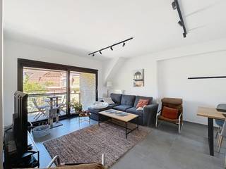 Stijlvol gerenoveerd (2021) appartement te Assebroek! Geniet van 2 volwaardige slaapkamers, een heerlijk terras en het ultieme parkeergemak met een eigen garage én staanplaats. <br /><br />Indeling: <br />Gelijkvloers: <br />- afgesloten garagebox en staanplaats <br /><br />2de verdieping: <br />- inkomhal met vestiaire en ingemaakte kasten (met voorziening voor wasmachine en droogkast)<br />- apart toilet<br />- woonkamer met toegang tot terras<br />- keuken voorzien van frigo, spoelbak, kookplaat, oven, microgolf en vaatwasser<br />- berging <br />- slaapkamer<br />- slaapkamer<br />- badkamer met douche, lavabo en kastjes <br /><br />Algemeen: <br />- Huurprijs: € 900,00/maand <br />- Geen syndickosten <br />- Beschikbaar vanaf: 01/10/2026<br /><br />De snelste manier om een bezoek te brengen aan dit pand? Vraag je bezoek aan via de roze knop op onze website (www.dewaele.com) en je wordt gecontacteerd door onze verhuurexpert Broes.<br /><br />Telefonisch kunnen er geen afspraken gemaakt worden. Bij andere vragen kun je ons telefonisch contacteren via 050 444 999.