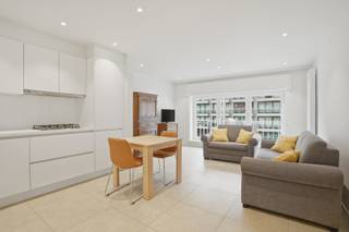 Instapklaar 2-slaapkamerappartement (59m²) in Nieuwpoort-Bad.<br />Het appartement werd gerenoveerd in 2021-2022 en beschikt over een lichtrijke leefruimte met open keuken vormt het hart van de woning. De keuken is uitgerust met AEG-toestellen, waaronder een koelkast, combi-oven, dampkap en 4-pits gasvuur. Verder zijn er twee slaapkamers, een badkamer met douche en een apart toilet.<br />Dankzij de condensatieketel, PVC-ramen met hoogrendementsglas en elektrische rolluiken geniet u van een aangenaam wooncomfort. Met een EPC-score van 146 kWh/m² en energielabel B is er bovendien geen renovatieplicht van toepassing. De elektrische installatie is conform.<br />Het gebouw beschikt niet over een lift, maar biedt wel een uitstekende ligging in Nieuwpoort-Bad, ideaal als tweede verblijf, investering of vaste woonst aan zee.<br />Mogelijkheid tot aankoop van een nabijgelegen garagebox.<br />Een verzorgd en energiezuinig appartement op een gegeerde locatie aan de kust.<br />(Ref. NI27486)