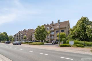 Op zoek naar een gezellig, energiezuinig appartement met een uitstekende ligging én extra troeven? Ontdek dit charmante tweeslaapkamerappartement...