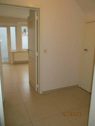 Instapklaar appartement met 1 slaapkamer dichtbij winkels en openbaar vervoer. Er is een ruime, ingerichte leefkeuken die uitgeeft op een...