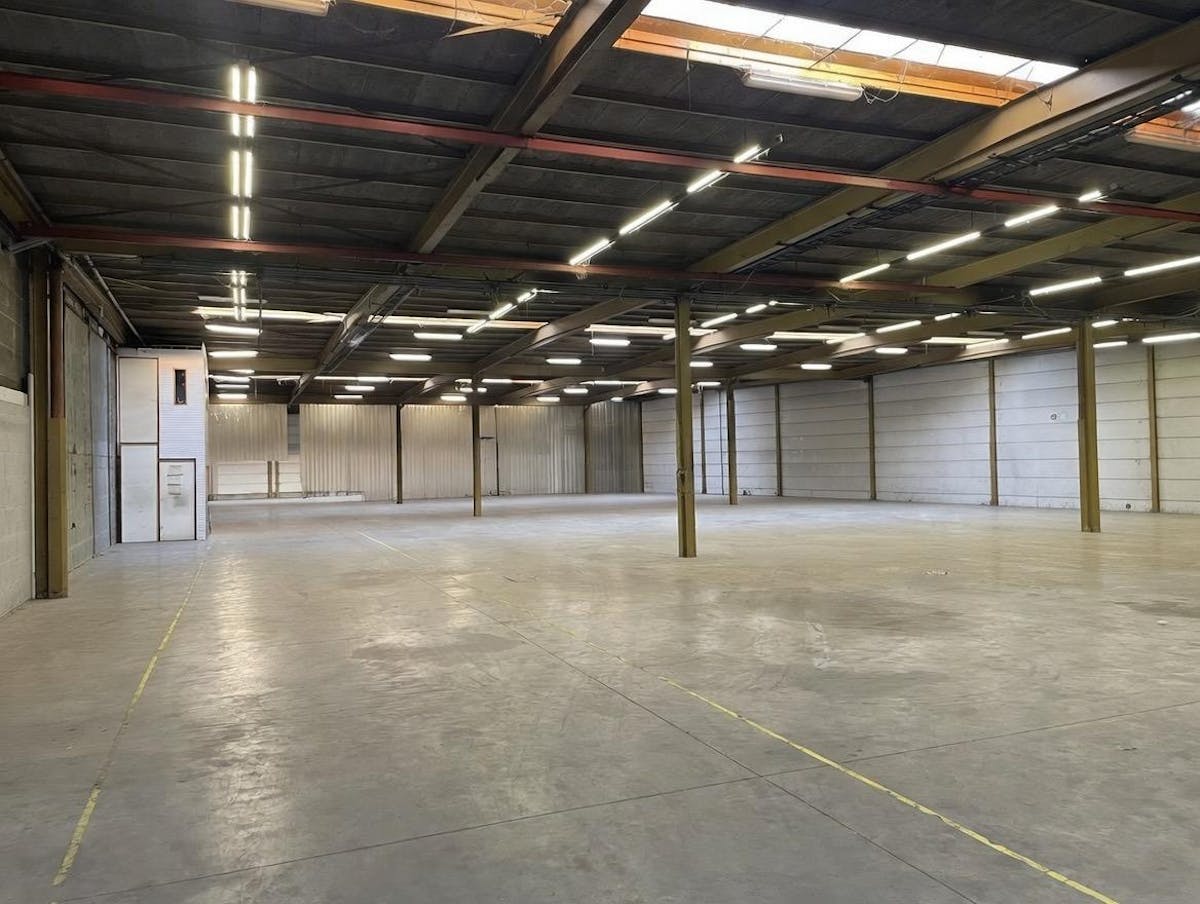 Bedrijfsgebouw van ca. 2.227m² te Oostrozebeke - foto 2