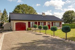 Vrijstaande laagbouw gezinswoning met inpandige garage, ruim terras en grote tuin. Het terrein kan opgesplitst worden in 2 bouwgronden...
