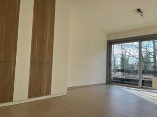 Dit appartement op de tweede verdieping is zeer centraal gelegen, nabij winkels, scholen en openbaar vervoer.
Het appartement is als volgt ingedeeld: ruime woonkamer met volledig geïnstalleerde open keuken (spoelbak, vaatwasser, oven, microgolf, gasfornuis, dampkap, ijskast met diepvries) en klein terrasje, 2 slaapkamers (12m² en 10m²), een badkamer (douche, dubbele lavabo, aansluiting wasmachine en droogkast), apart toilet en een ruime berging. Tevens is er nog een kelderberging en achteraan het gebouw is de garagebox (voorzien van elektriciteit).
De maandelijkse kosten bedragen 50,00€ (inclusief water).
Wenst u meer informatie of brengt u graag een bezoek aan dit appartement?
Contacteer ons dan op 03 568 03 03 of via info@vastgoed03.be