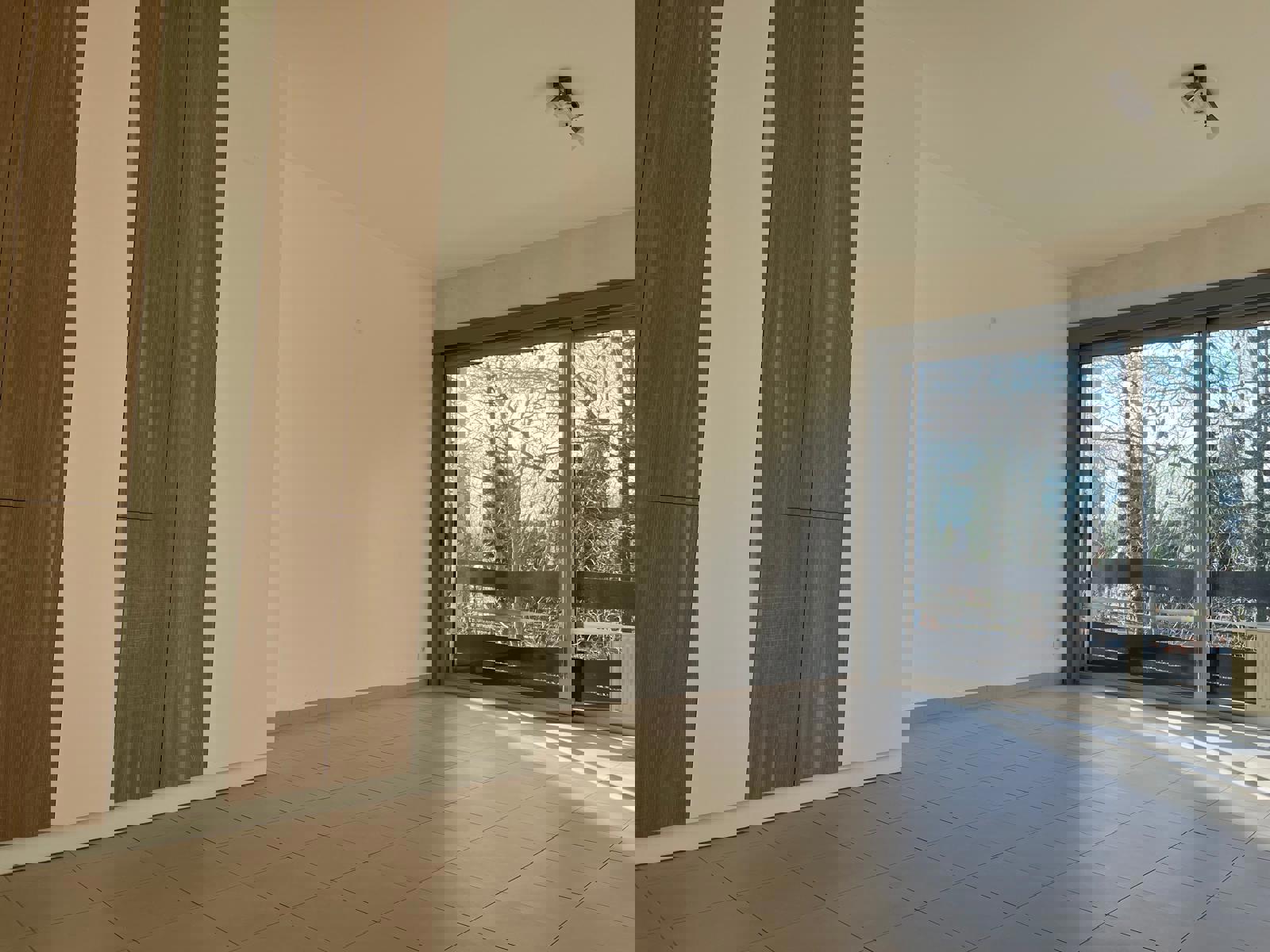 Centraal gelegen appartement met 2 slaapkamers en garagebox! - foto 3