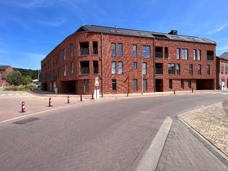 Immo3000 biedt een nieuw appartement met 1 slaapkamer te huur aan in het centrum van Linden.Je betreedt het appartement via de inkomhal met...
