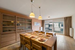 Dit instapklaar appartement is gelegen vlakbij het centrum van Torhout.Het appartement, gelegen op het tweede verdiep, is als volgt...