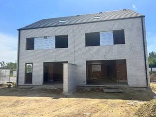 <p>2 moderne nieuwbouwwoningen te koop nabij Leuven – ruime gezinswoninen met tuin en terras</p>
<ul>
<li>Locatie: Stadsrand, vlakbij Leuven (vlotte verbinding naar centrum, winkels, scholen en openbaar vervoer).</li>
<li>Type: Energiezuinige nieuwbouwwoning met warmtepomp.</li>
<li>Buitenruimte: Zonnige tuin en ruim terras, ideaal voor buitenleven.</li>
<li>Slaapkamers: 5 volwaardige slaapkamers.</li>
<li>Badkamers: 2 volledig ingerichte badkamers.</li>
<li>Keuken & leefruimte: Lichte, open leefruimte met grote ramen; moderne, volledig uitgeruste keuken.</li>
<li>Comfort: Vloerverwarming via warmtepomp, ventilatiesysteem D, akoestische hoogrendementsbeglazing.</li>
<li>Parkeren & berging: Private parkeermogelijkheid en praktische berging/wasruimte.</li>
<li>E-peil/energie: Zeer lage energiekost dankzij warmtepomp en performante isolatie. E-peil <20</li>
</ul>
<p>Troeven</p>
<ul>
<li>Nabijheid van Leuven en invalswegen</li>
<li>Instapklaar, toekomstbestendig en onderhoudsvriendelijk</li>
<li>Perfect voor grotere gezinnen of thuiswerk</li>
<li>BTW 6% mogelijk</li>
</ul>
<p>Prijs en info</p>
<ul>
<li><strong>Prijs: 658.227 euro voor huisnummer 2 en 673.826 euro voor huisnummer 4, prijzen excl. kosten (volledig afgewerkt, ook terras en tuin)</strong></li>
<li>Beschikbaarheid: bij akte - maart 2027</li>
</ul>