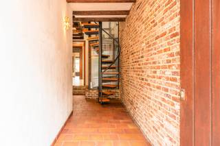 Welkom in de Laarstraat 47 te Zwijndrecht.Vlakbij winkels, openbaar vervoer, een school en invalswegen vinden we deze gezellige woning met veel...