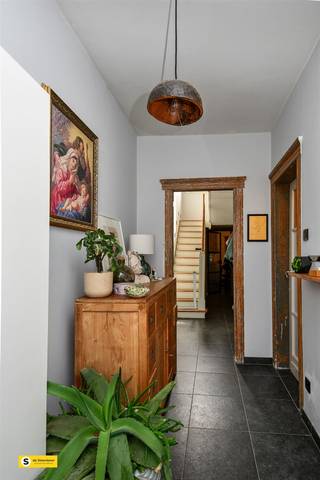 TE KOOP : karaktervolle woning met maar liefst 238m² bewoonbare oppervlakte en zeer uitnodigende tuin. De woning werd in verschillende...