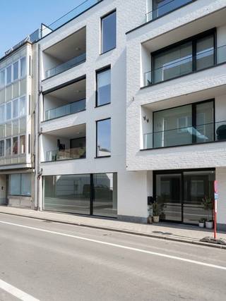 Aan de commercieel interessante en vlot bereikbare Stationsstraat 142 in Waregem – voorheen de vertrouwde uitvalsbasis van Accent Interim – bevindt zich deze <strong>hoogwaardig afgewerkte en direct instapklare kantoorruimte van circa 165 m².</strong> De centrale ligging vlakbij het station, het bruisende stadscentrum en belangrijke invalswegen garandeert een uitstekende visibiliteit en een optimale bereikbaarheid voor zowel cliënteel als medewerkers. Binnenin geniet het kantoor van een eigentijdse, smaakvolle inrichting met een doordachte indeling die naadloos aansluit bij de noden van een modern bedrijf, vrij beroep of dienstverlenende sector. Het pand is werkelijk van alle hedendaagse gemakken voorzien: van een volledig uitgeruste keuken en hedendaags sanitair tot stijlvolle verlichting en een professioneel alarmsysteem.<strong> Een absolute meerwaarde in deze centrale straat is de private autostaanplaats, die reeds begrepen is in de maandelijkse huurprijs van € 1.800 (exclusief onroerende voorheffing en syndicuskosten; EPC LABEL A).</strong> Bent u op zoek naar een representatief visitekaartje voor uw onderneming waar u zonder verbouwingen direct aan de slag kunt? Neem gerust contact op voor bijkomende inlichtingen of een bezichtiging ter plaatse.