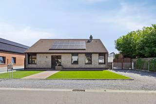 *** KIJKDAG 12/07 tussen 10u - 12u *** Op afspraak *** Te moderniseren halfopen bebouwing met veel potentieel op gunstige ligging. Deze...