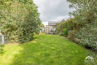 Rustig gelegen tussen Sint-Kruis-Winkel en Wachtebeke, in de Winkelwarande, bevindt zich deze halfopen woning met veranda, aparte garage en een aangename tuin met vrij zicht op het omliggende groen. De woning beschikt op het gelijkvloers over een gezellige living en eetkamer met cassettehaard, een lichtrijke keuken en een vernieuwde badkamer. Aansluitend is er een aparte berging met plaats voor de wasmachine en extra voorraadruimte. De veranda vormt een aangename overgang naar de tuin en biedt bijkomende leefruimte met zicht naar buiten. Op de verdieping bevinden zich twee slaapkamers. Naast de afzonderlijke garage is er in de tuin ook een praktische, stenen tuinberging, ideaal voor het opbergen van fietsen, tuingereedschap en ander materiaal. De ruime tuin en het open uitzicht op de natuur zorgen voor een rustige en groene woonomgeving. Een interessante woning voor wie op zoek is naar een huis met twee slaapkamers, praktische bijgebouwen en een mooie buitenruimte, op een rustige locatie met vlotte verbinding richting Sint-Kruis-Winkel en Wachtebeke. Bezoekdag: 26/09: Inschrijven via mail naar tommy@immo-home.be, geen telefonische inschrijvingen! Volg ons op Fb en Insta. Voor meer info: www.immo-home.be. GRATIS SCHATTING & GRATIS FINANCIEEL ADVIES