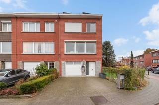 <p>Dit huis is strategisch gelegen en is voorzien van goede praktijkuimte dat een aparte parking heeft voor je klanten. Deze woning kan ook perfect gebruikt worden voor een inwonende persoon of  gewoonweg te gebruiken als een 4de slaapkamer. Mogelijkheden dus. Doordat het een hoekperceel is, heb je 2 opritten om te parkeren. De inpandige garage is ruim en voorzien van een elektrische sectionaal poort. De zeer lichtrijke en ruime leefruimte is op de 1ste verdieping. Op de 2de verdieping zijn de 3 slaapkamers en badkamer met een extra toilet. De woning is voorzien van dubbele beglazing met overal rolluiken en de elektriciteit is helemaal conform. Er zijn zonnepanelen en airco die werken op een warmtepomp. Alsook is er een zonneboiler voorzien voor het warme water. Dus op energiebesparende maatregelen is er intussen al wel wat geïnvesteerd :-) EPC label C. Wg, vg, vkv, Gvkr, Gmo.</p>