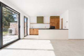 <p>Ontdek deze volledig afgewerkte en energiezuinige nieuwbouwwoning in een aangename residentiële buurt te Stekene. Bij het ontwerp werd bijzondere aandacht besteed aan comfort, functionaliteit en duurzaamheid. De kwalitatieve materialen, verzorgde afwerking en doordachte indeling maken deze stijlvolle woning volledig klaar voor haar eerste bewoners.</p><p>Via de inkomhal met gastentoilet betreedt u de woning. Vooraan bevindt zich een polyvalente bureauruimte, ideaal als thuiskantoor, hobbykamer of praktijkruimte. Dankzij de ligging aan de voorzijde blijft deze discreet afgescheiden van de leefzone. Aan de rechterzijde bevindt zich de inpandige garage met aansluitende berging, die voor bijkomende opbergruimte zorgt.</p><hr /><p>Achteraan bevindt zich de lichtrijke leefruimte met vloerverwarming, opgedeeld in een gezellige zit- en eethoek. Het grote schuifraam zorgt voor veel natuurlijke lichtinval en creëert een vloeiende verbinding met het terras en de tuin. De volledig geïnstalleerde open keuken vormt het centrale punt van de woning en sluit naadloos aan op de leefruimte.</p><p>Via de nachthal op de eerste verdieping bereikt u drie volwaardige slaapkamers. Verder beschikt deze verdieping over een apart toilet en een moderne badkamer met ligbad, inloopdouche en wastafel in meubel.</p><hr /><p>De tweede verdieping omvat een vierde volwaardige slaapkamer en een technische ruimte. Daarnaast is er een extra multifunctionele ruimte met de nodige voorzieningen voor de realisatie van een tweede badkamer. Deze verdieping biedt bijkomende mogelijkheden voor grotere gezinnen of wie graag over extra ruimte en privacy beschikt.</p><p>Ook op energetisch vlak is de woning toekomstgericht uitgerust. Op het achterste dakvlak liggen 14 zonnepanelen, met een totaal vermogen van 6.000 Wp en een omvormer van 5 kW.</p><p>Dankzij de combinatie van vier slaapkamers, een aparte bureauruimte, een inpandige garage, vloerverwarming en zonnepanelen geniet u hier van comfortabel en energiezuinig wonen.</p><hr /><p>Bovendien kan deze nieuwbouwwoning worden aangekocht aan het verlaagde btw-tarief van 6%.</p><p>Een unieke opportuniteit voor wie op zoek is naar een instapklare en kwalitatief afgewerkte gezinswoning in een rustige omgeving.</p><p>Wij begeleiden u graag bij het realiseren van uw nieuwe thuis 09 310 77 07 of via info@woonhoekvastgoed.be</p>