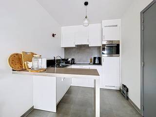 LIEU :L'appartement est situé dans le centre d'Aalter, près de la gare. Ici, vous pourrez profiter des autoroutes qu'Aalter a à offrir en direction de Gand et de la côte. Les restaurants, les boutiques et le marché sont accessibles à pied.DISPOSITION :Hall - toilettes séparées - 2 chambres - salle de bain avec double vasque et baignoire avec fonction douche - salon spacieux - cuisine avec tous les appareils - espace de rangement - terrasse de 13 m² - rangement au sous-sol.INFORMATIONS SUPPLÉMENTAIRES :Le chauffage est assuré par une pompe à chaleur. L'appartement a été entièrement peint. Des luminaires sont fournis dans l'appartement. L'appartement est disponible à partir du 01-09-2026En plus du loyer, des frais de syndic fixes de 50,00€ sont également prévus. Un débarras souterrain est inclus dans le prix de location.DEMANDE DE VISITE :Vous souhaitez visiter cet appartement ? N'oubliez pas de demander votre visite via MijnhuurProfiel !