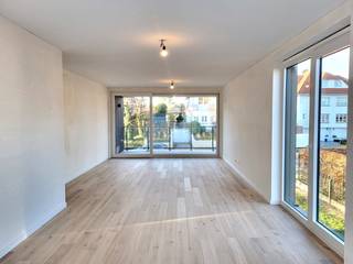 Ruim en energiezuinig 2-slaapkamer doorloopappartement gelegen op de eerste verdieping van het nieuwbouwproject 'Les Moineaux'.<br />Het appartement wordt volledig afgewerkt met keuze uit hoogwaardige materialen en omvat:<br />Inkom met toilet, ruime woonkamer met open en volledig geïnstalleerde keuken uitgevende op het terras aan de voorzijde (9 m²) en het terras aan de achterkant (7 m²) , berging, badkamer en 2 slaapkamers.<br />Het appartement zal verwarmd worden door middel van geothermische vloerverwarming en zal voorzien zijn van zonnepanelen waardoor het appartement bijna energieneutraal zal zijn (BEN-norm), hierdoor geniet u gedurende 5 jaar van een vermindering van 100% op de onroerende voorheffing.