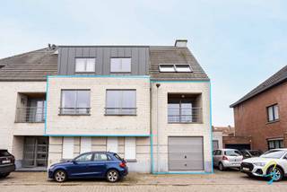 TE KOOP te Aalst. Dit instapklare appartement is gelegen in Aalst en biedt een praktische en comfortabele indeling. Het beschikt over een aangename leefruimte met ingerichte keuken en aangrenzende berging. Verder zijn er drie slaapkamers, een badkamer uitgerust met een dubbele lavabo en een bad met douchemogelijkheid.<br /><br />Daarnaast beschikt het appartement over een private garage, wat extra comfort en parkeergemak biedt.<br /><br />Het appartement is rustig gelegen en bevindt zich tegelijk in de nabijheid van het centrum van Aalst, winkels, scholen en openbaar vervoer. Ook belangrijke invalswegen zijn vlot bereikbaar.<br /><br />kortom: een degelijk en functioneel appartement met alle nodige voorzieningen.<br /><br />Graag een bezoek? Contacteer Laura Lauwereys op 0469 14 29 44 of mail naar laura.l@cornelis-goeman.be voor een afspraak.
