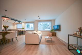 Ontdek dit goed onderhouden en hoogwaardig afgewerkt appartement met drie slaapkamers dat geniet van een bewoonbare oppervlakte van maar liefst 105 m² (volgens het EPC-attest). Het appartement bevindt zich op de eerste verdieping van de residentie 'Velodroom' en geniet van een uitstekende centrale ligging op wandelafstand van het centrum van Ingelmunster. Indeling: Ruime inkomhal met gastentoilet en toegang tot de lichtrijke, ruime leefruimte met open keuken (voorzien van inductie kookplaat, oven, microgolf, koelkast, diepvries, dampkap, vaatwasmachine en dubbele spoelbak) met annex berging. Verder beschikt het appartement over drie slaapkamers waarvan één met aansluitend de badkamer (voorzien van bad, inloopdouche en wastafel). Via de slaapkamers kan u het aangenaam terras met extra berging bereiken. Zeer gunstige ligging| Verwarming op elektriciteit (infrarood) | Lift | Inclusief verlichtingsarmaturen en gordijnen| Provisie gemeenschappelijke kosten: 60 EUR/maand | <strong>Beschikbaar vanaf 15 januari 2026 </strong>| Mogelijkheid tot overnemen van de meubels | Julie organiseert voor dit appartement de bezoeken ter plaatse, mits het maken van een afspraak.